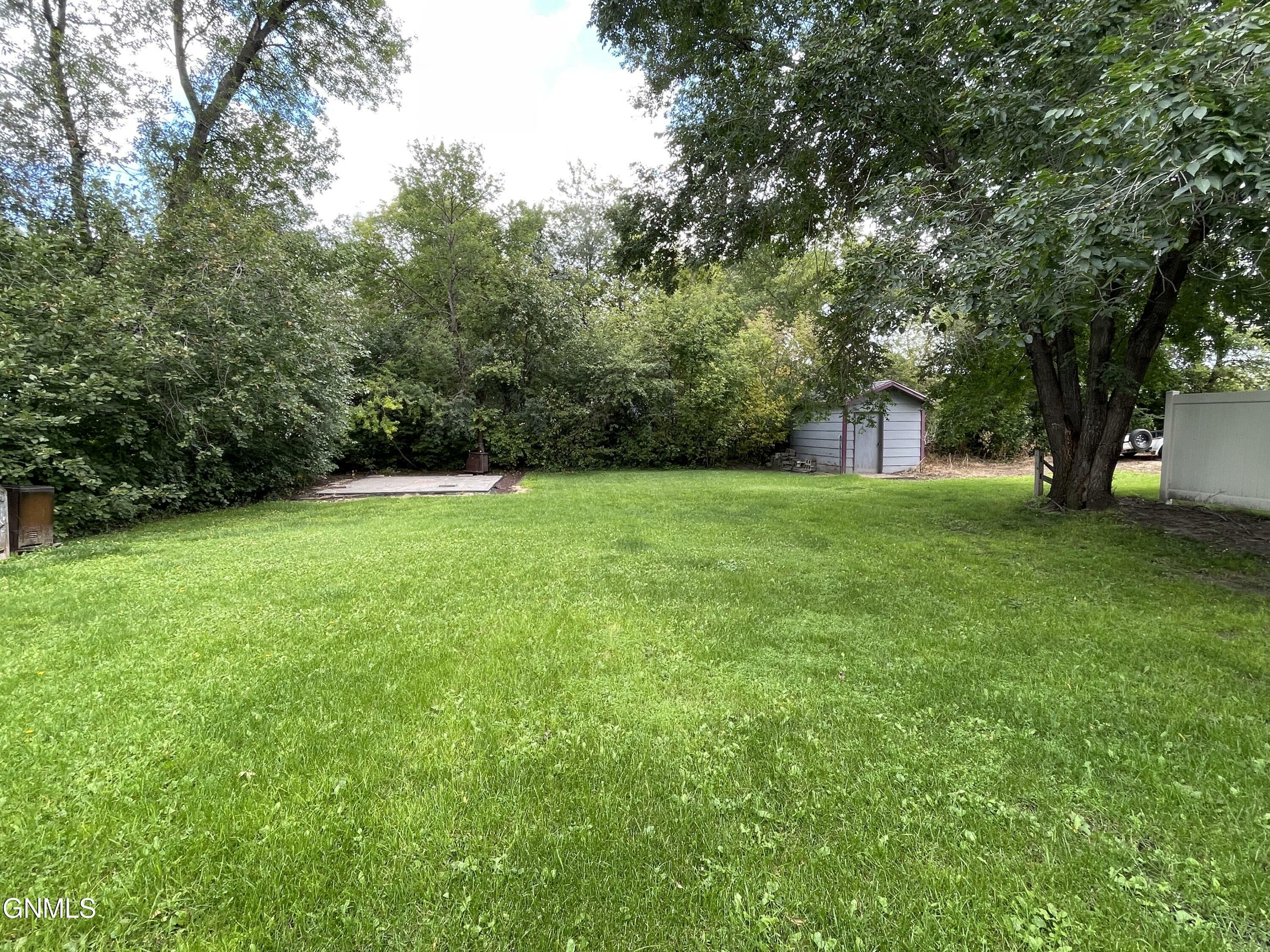 Property Photo:  380 8th Avenue N  ND 58421 