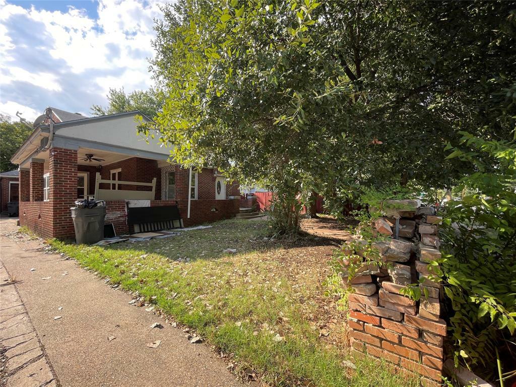 Property Photo:  811 S Tyler Street  TX 75208 