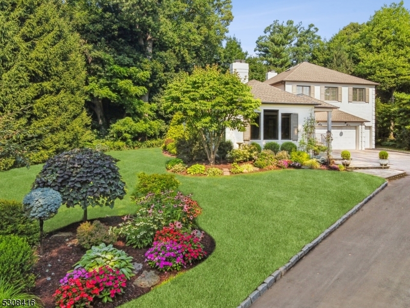 Property Photo:  4 Stonegate Ct  NJ 07940 