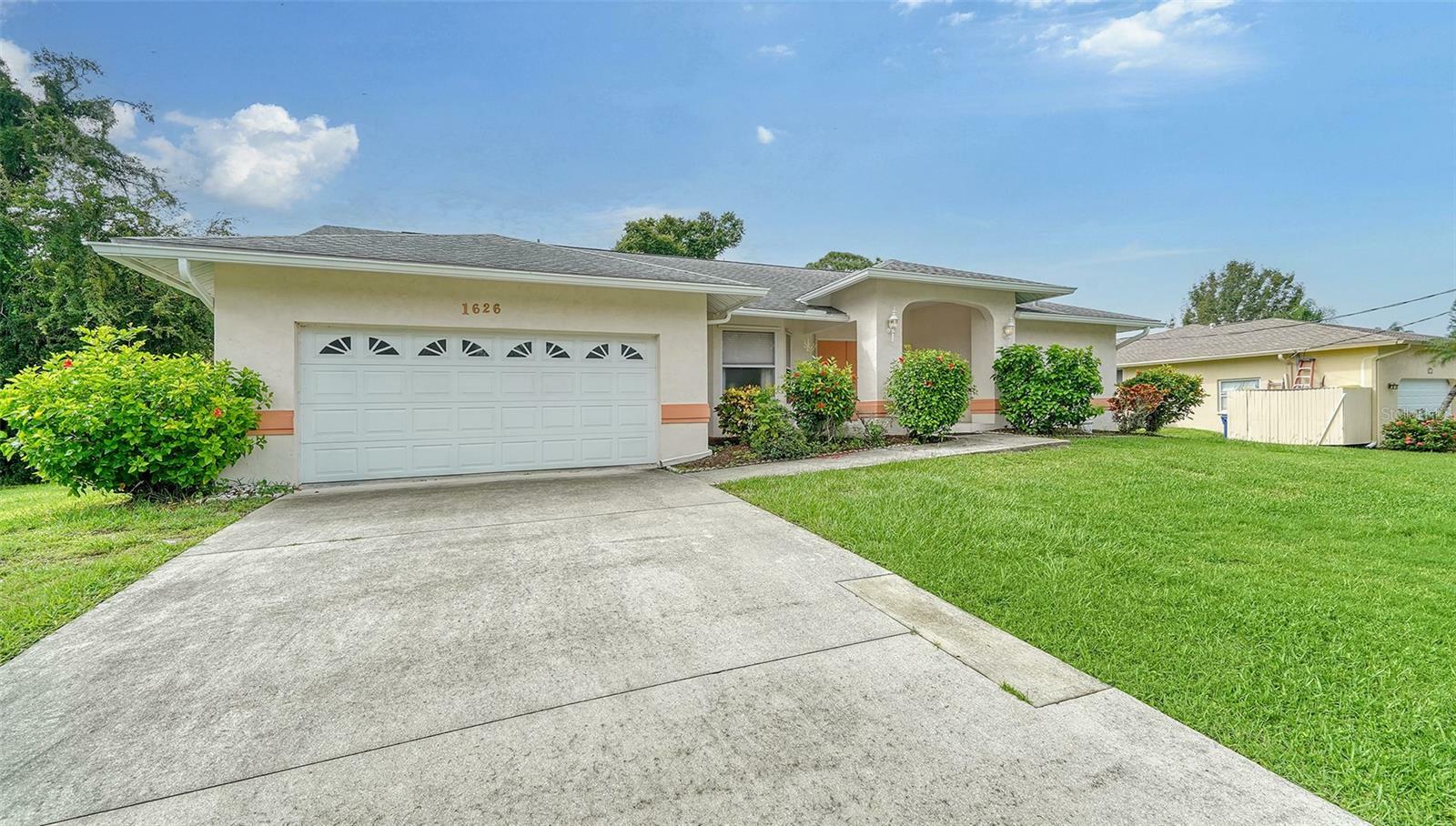 Property Photo:  1626 Ridgewood Lane  FL 34231 