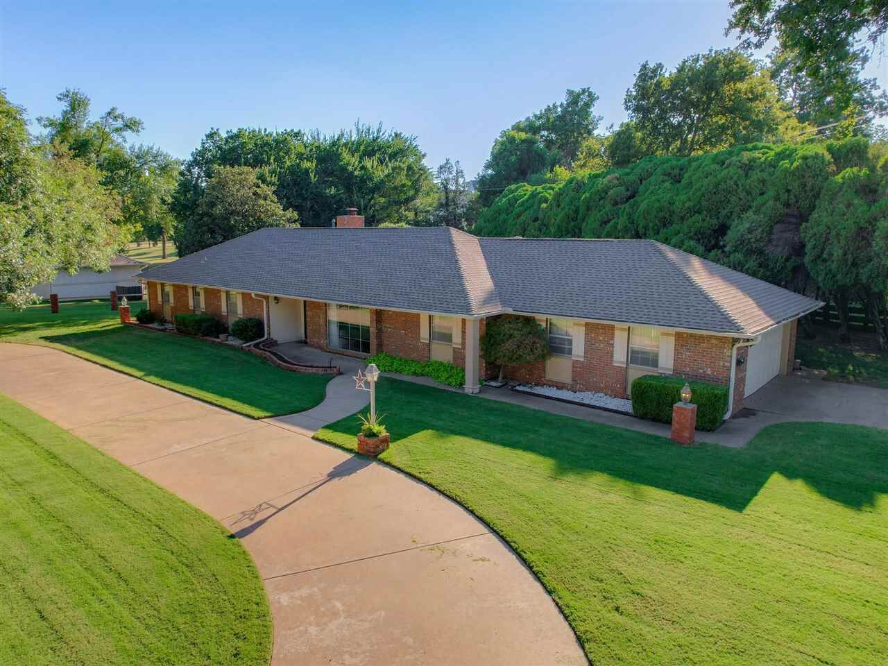 Property Photo:  718 Red Oak  OK 74604 