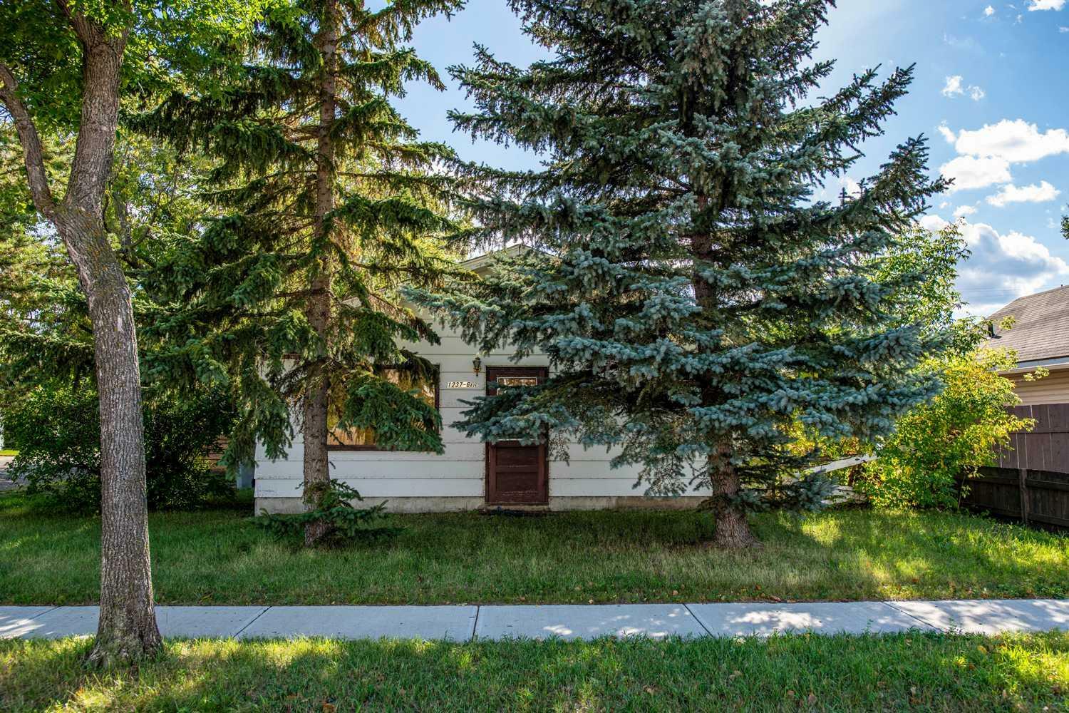 Property Photo:  1237 6 Avenue  AB T9W 1G2 