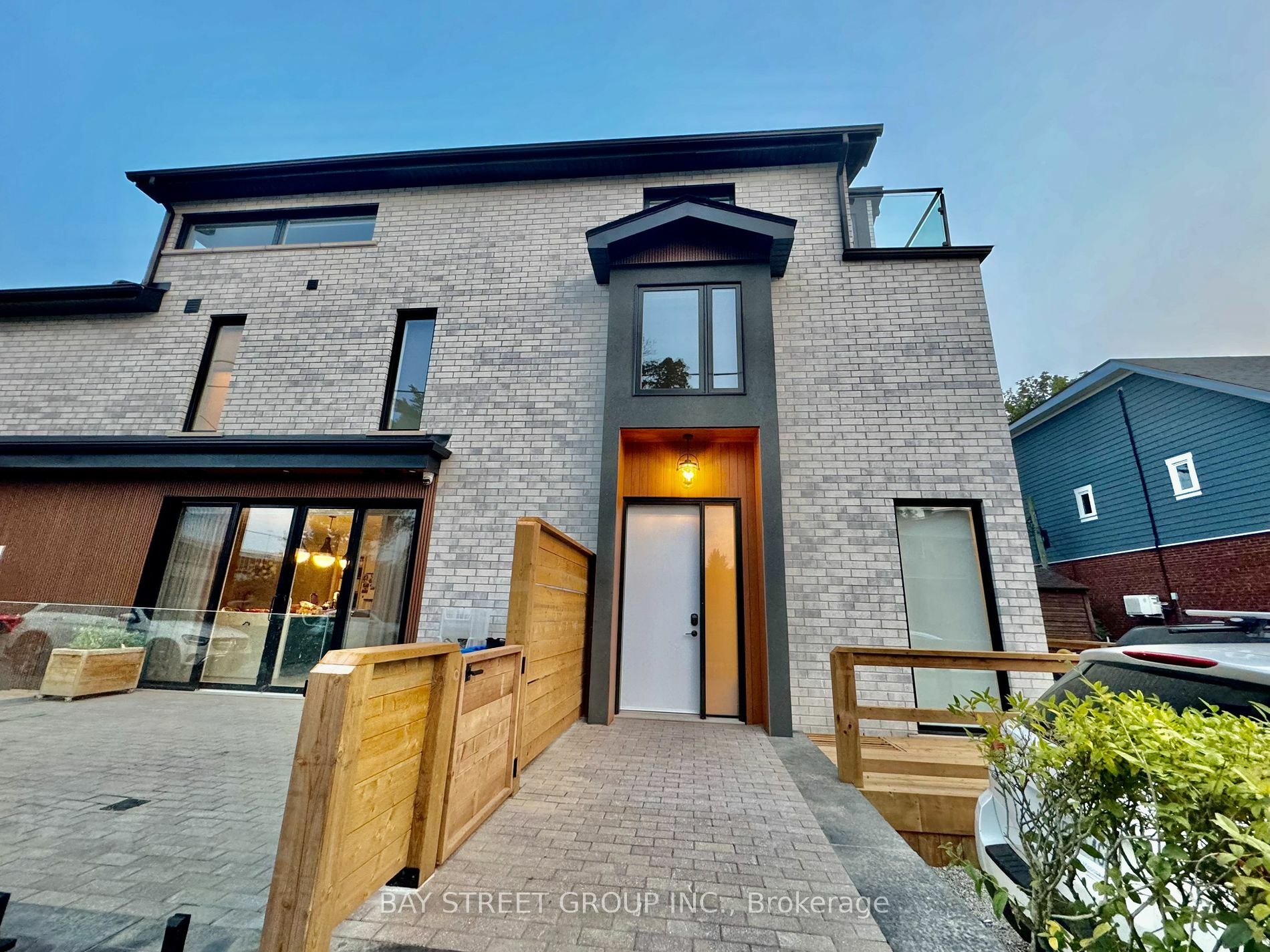 Property Photo:  948 Carlaw Ave 2  ON M4K 3L9 