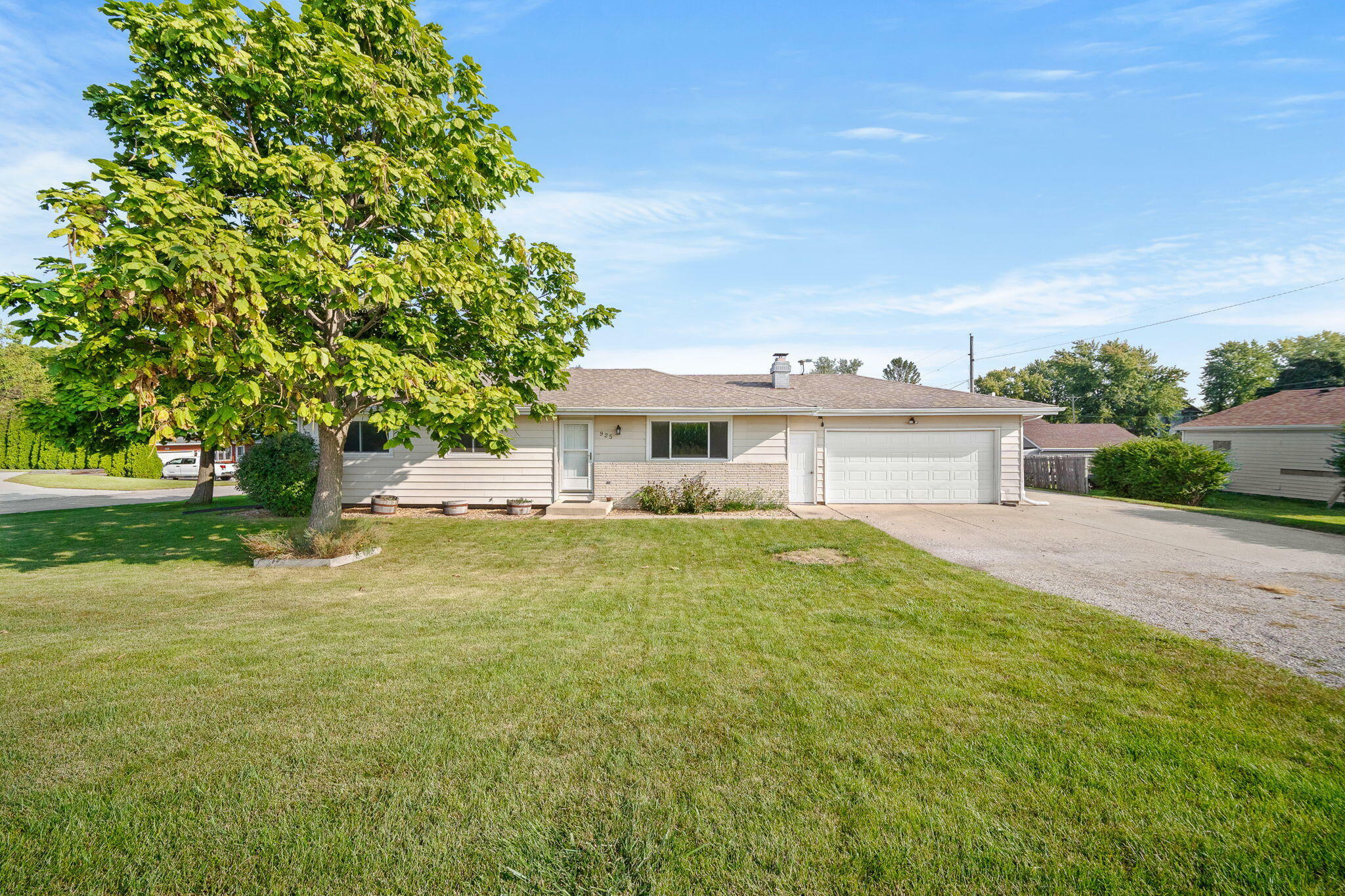 Property Photo:  925 1st Street  IA 50248 