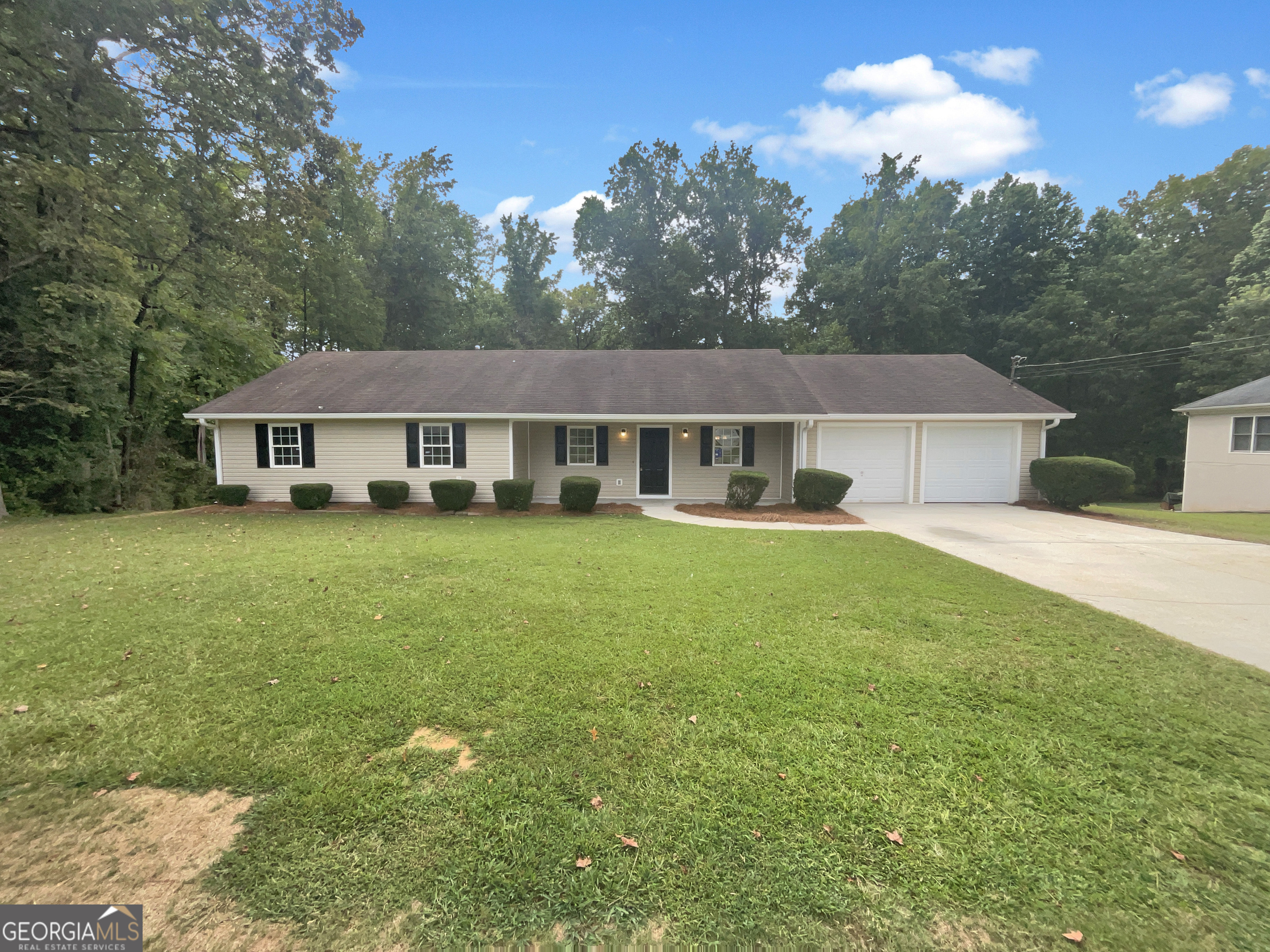 Property Photo:  10125 S Dinah Circle  GA 30014 