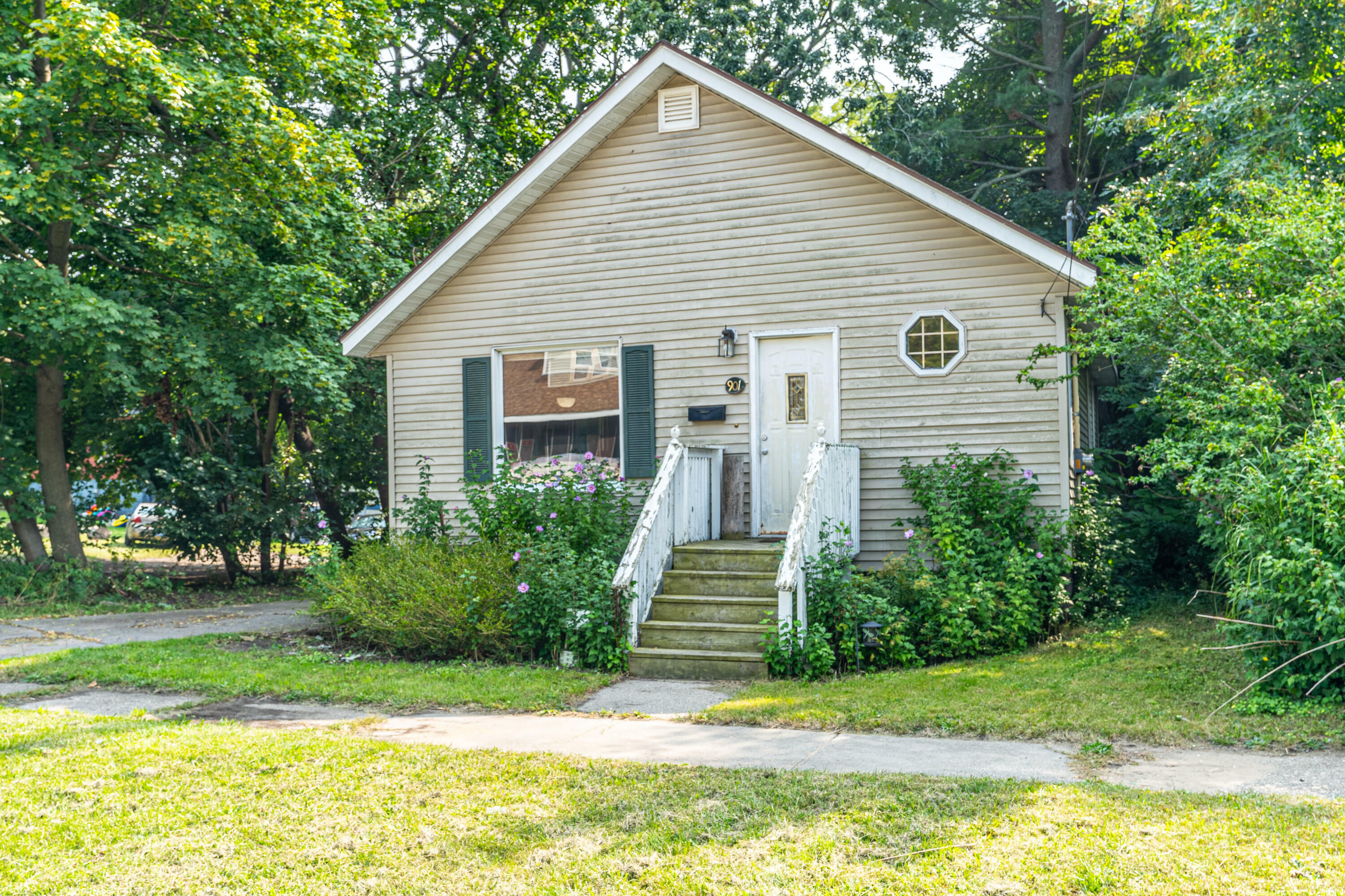 Property Photo:  901 W Grand Avenue  MI 49441 