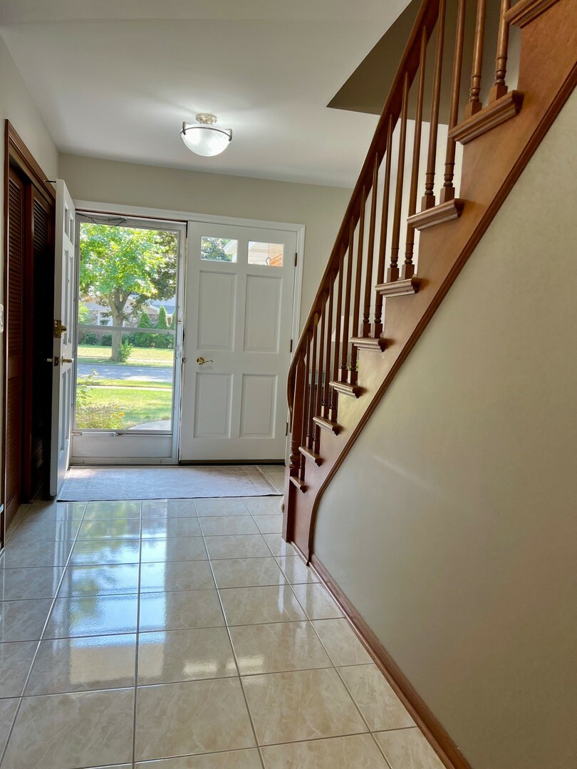 Property Photo:  1212 W Glenn Lane  IL 60056 