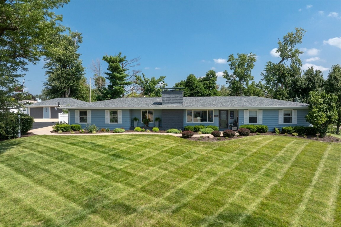 Property Photo:  2820 1st Avenue NW  IA 52405 