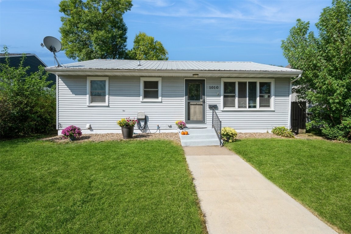 Property Photo:  1010 10th Street NW  IA 52405 