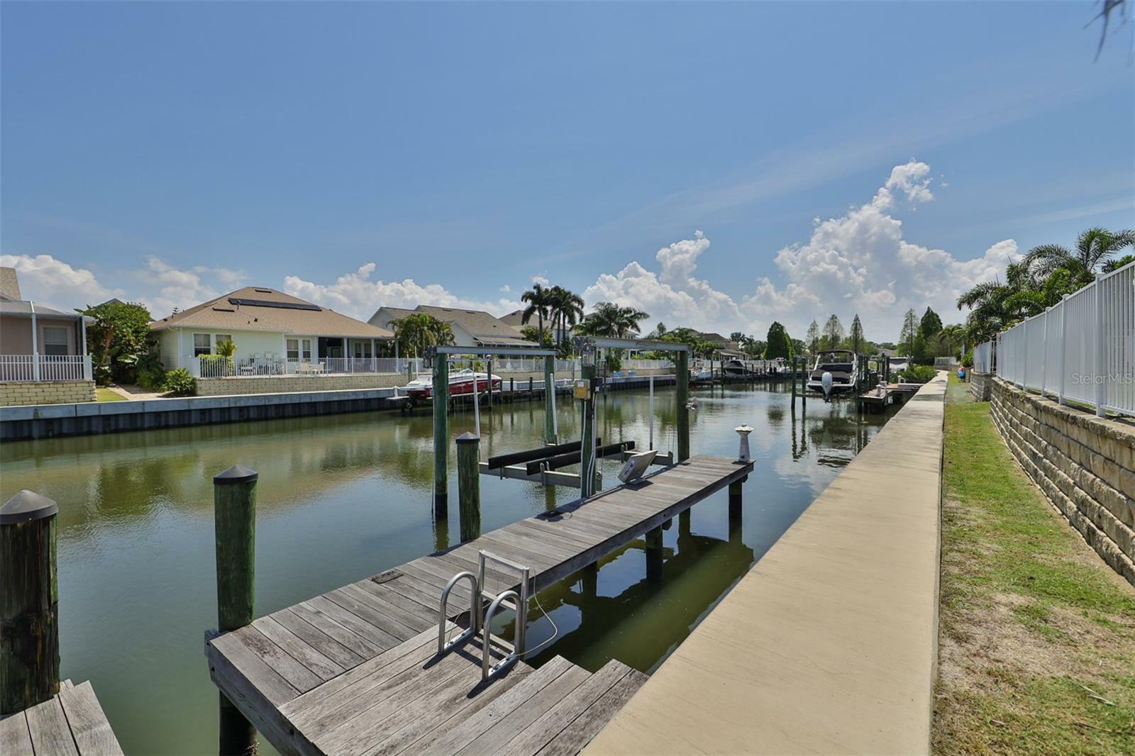 Property Photo:  415 Islebay Drive  FL 33572 