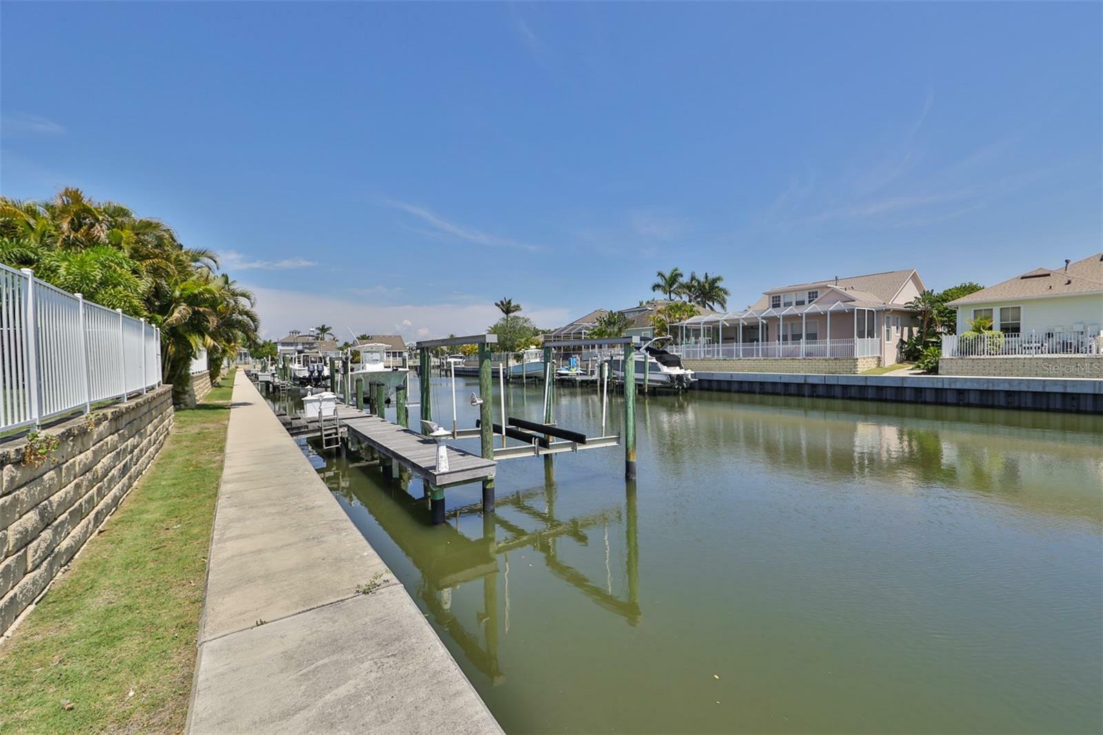 Property Photo:  415 Islebay Drive  FL 33572 