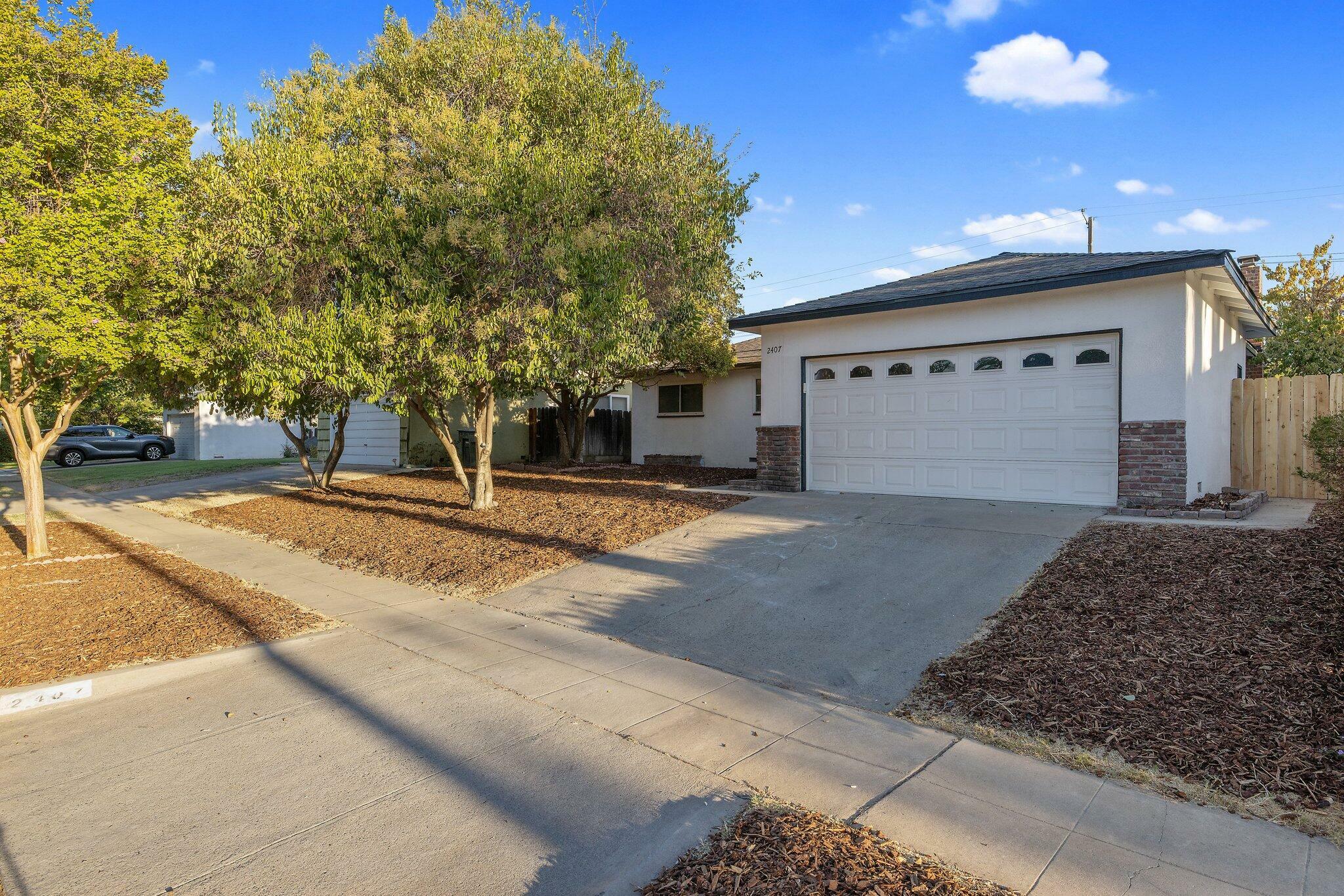 Property Photo:  2407 E Acacia Avenue  CA 93726 