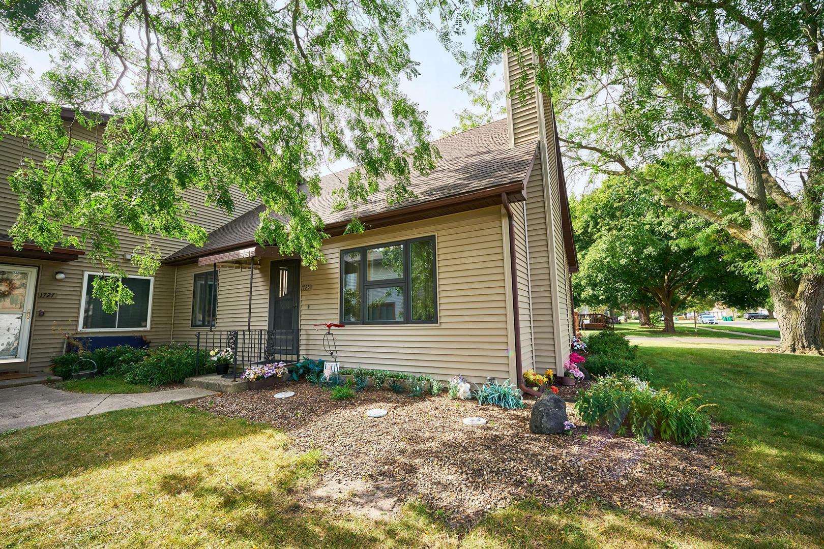 Property Photo:  1725 Cedarbrook Court 1725  IL 60178 