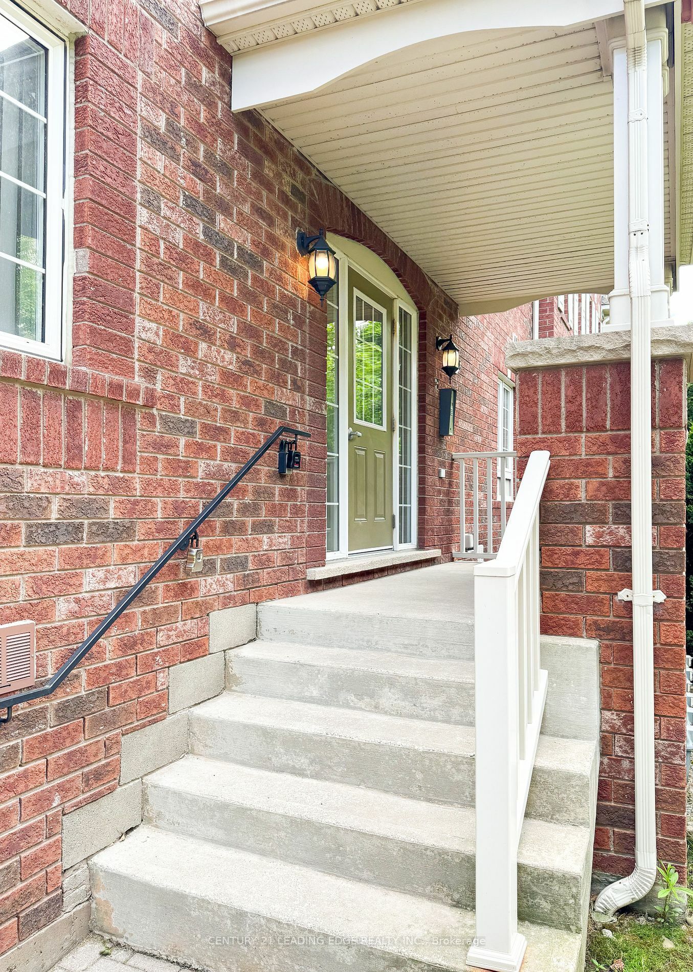 Property Photo:  760 Neighbourhood Circ 1  ON L5B 0B7 