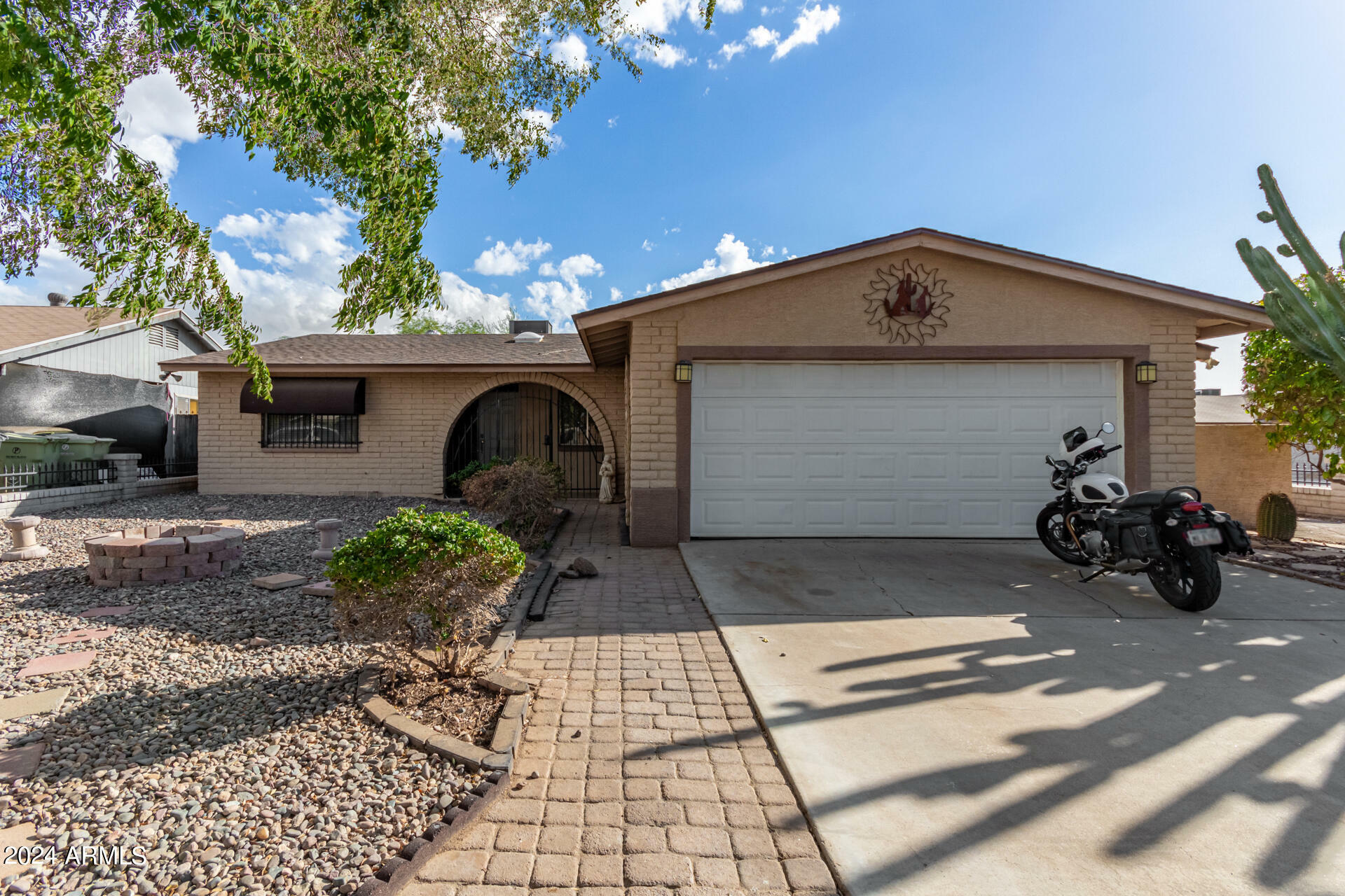 Property Photo: 7237 W Rose Lane AZ 85303