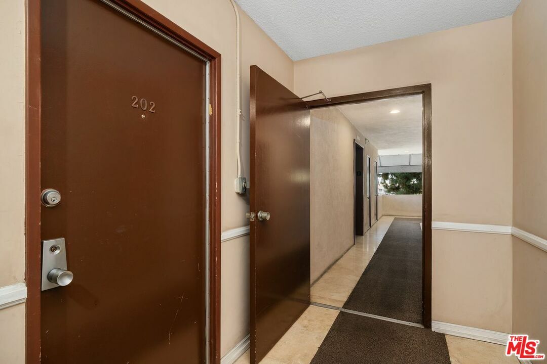 Property Photo:  725  S Barrington Ave 202  CA 90049 