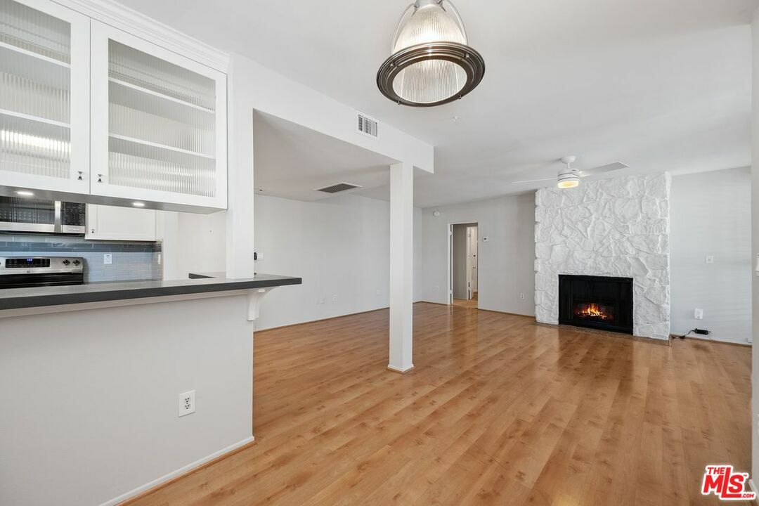 Property Photo:  725  S Barrington Ave 202  CA 90049 