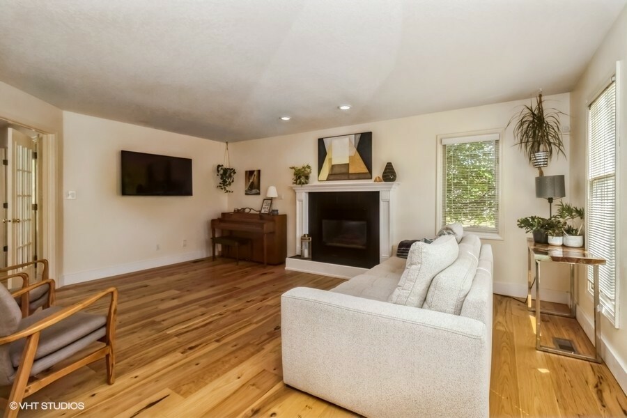 Property Photo:  2430 E Leach Avenue  IA 50320 