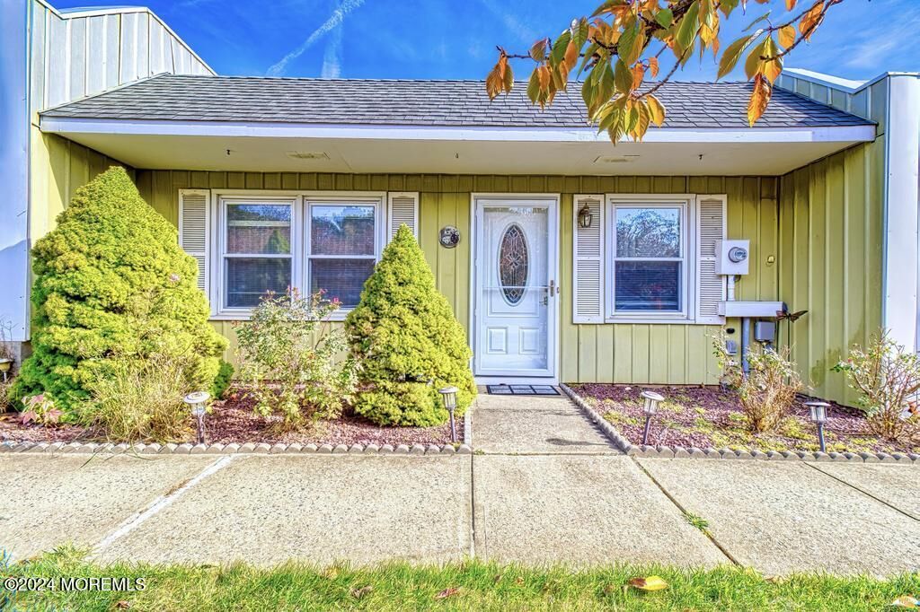 Property Photo:  4 Regent Court  NJ 08723 
