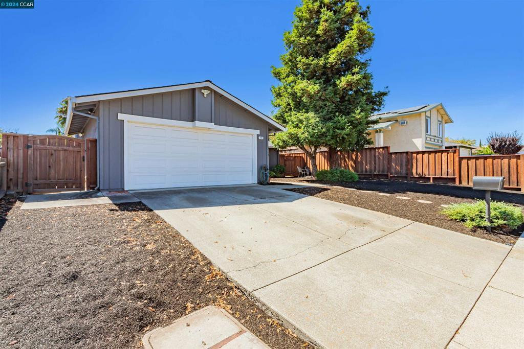 Property Photo: 122 Sharon Pl CA 94565-1542