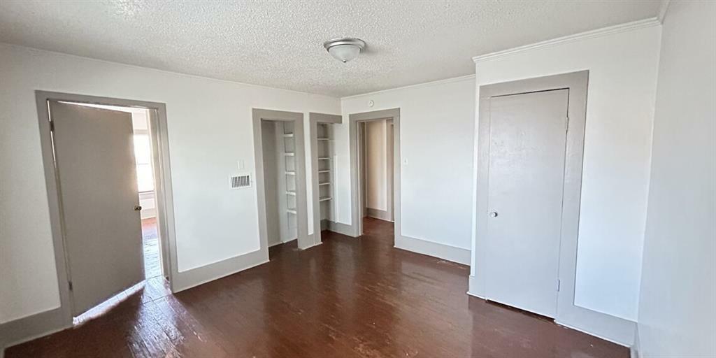 Property Photo:  1116 N Bell Avenue Unit 3  TX 76209 