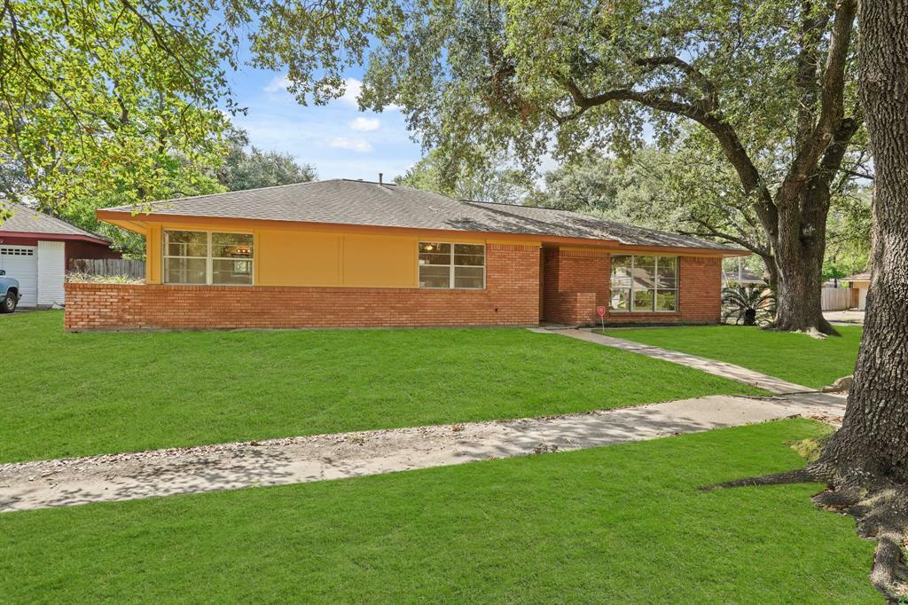 Property Photo:  8602 Robindell Drive  TX 77074 