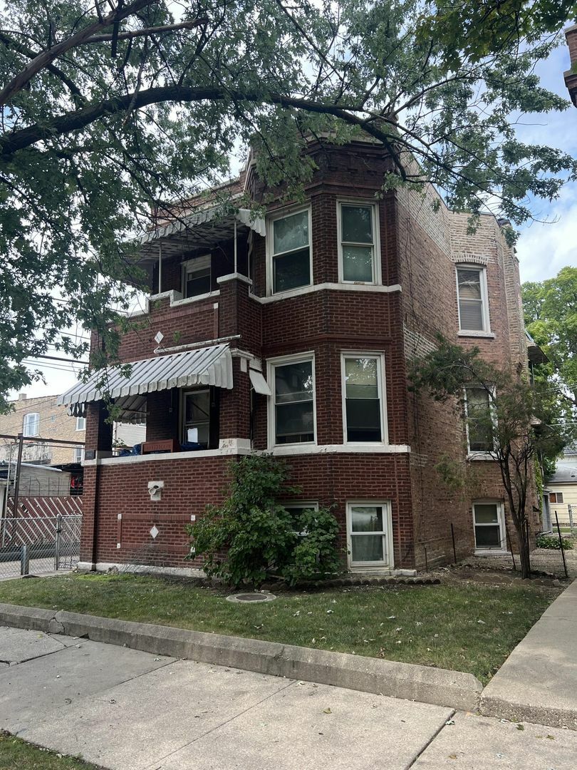 3942 W Cornelia Avenue  Chicago IL 60618 photo