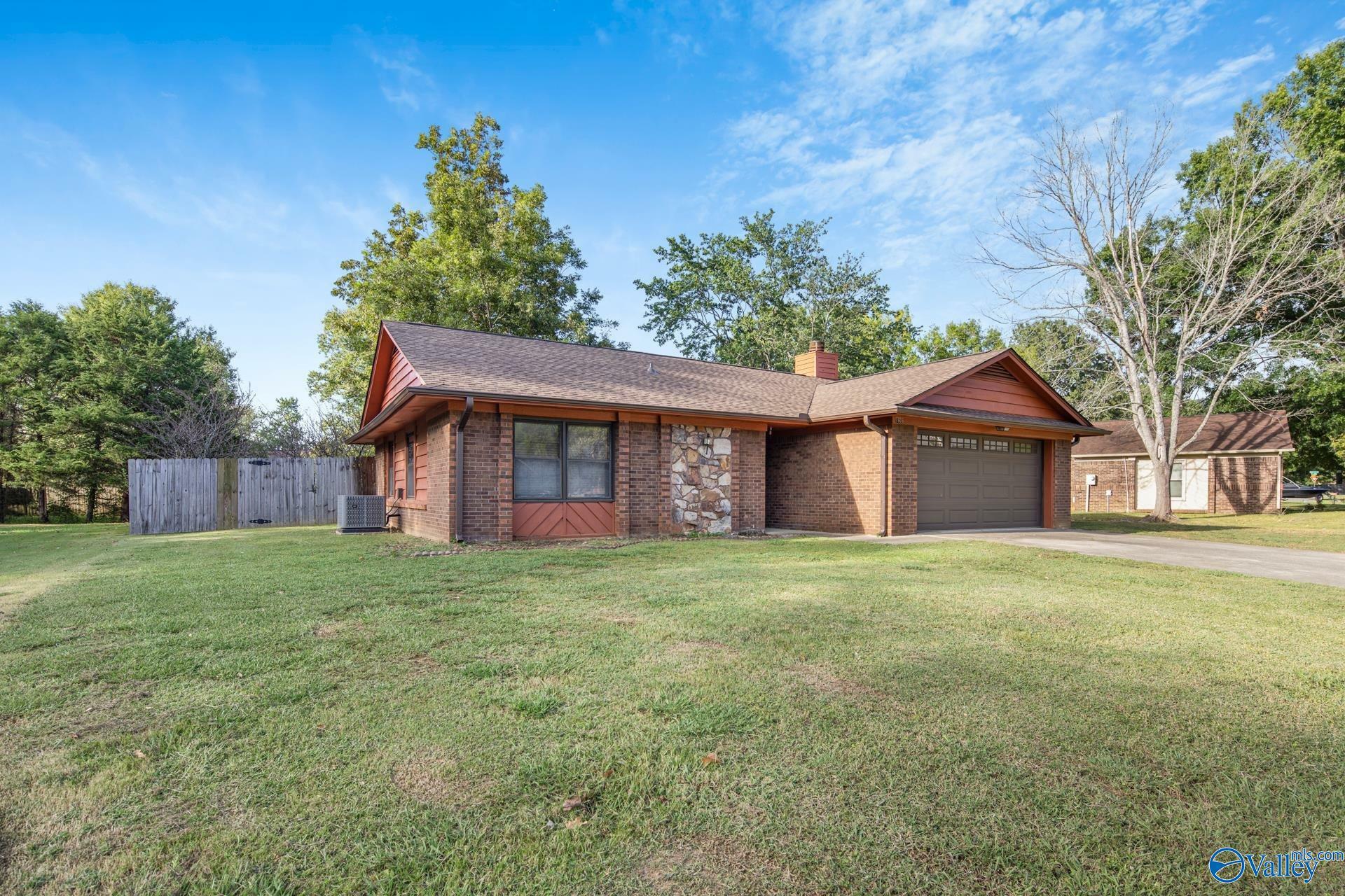 Property Photo:  1905 Spanish Oaks Drive  AL 35803 