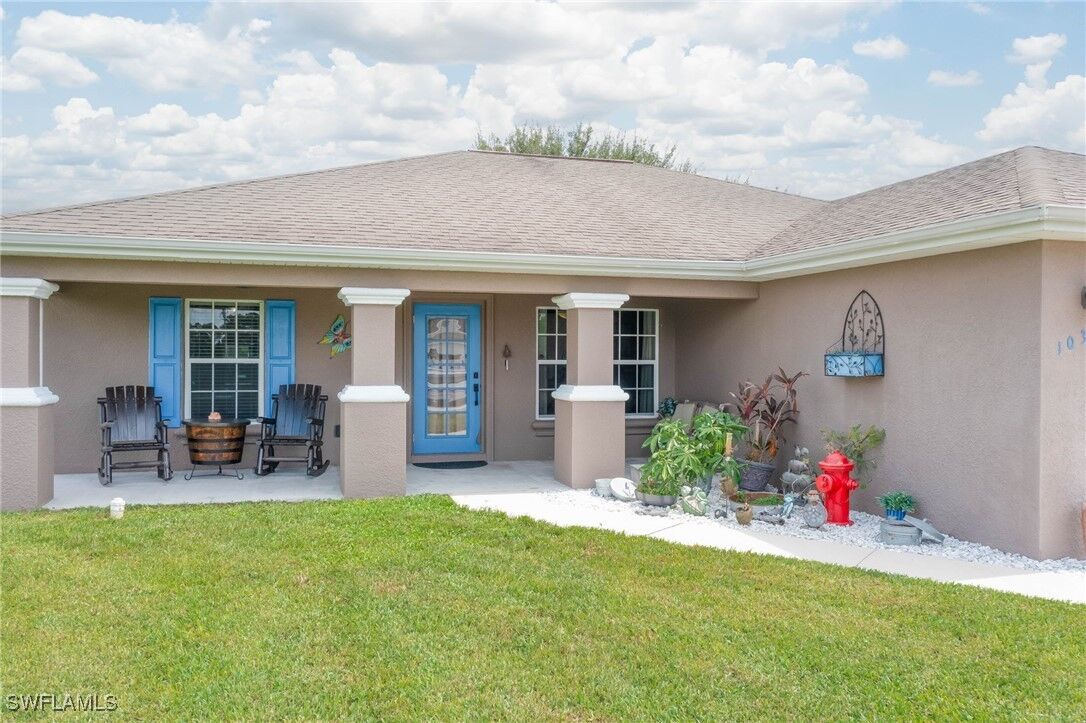 Property Photo:  1039 Harwood Avenue S  FL 33974 