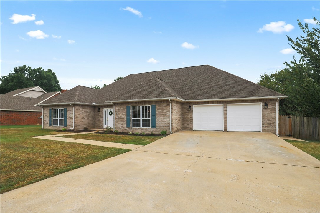 Property Photo:  1003 Raintree Court  AR 72761 