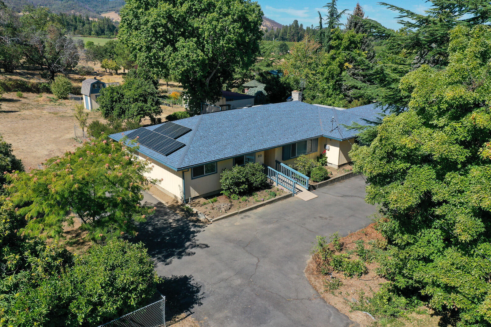 Property Photo: 20 Allen Lane OR 97540