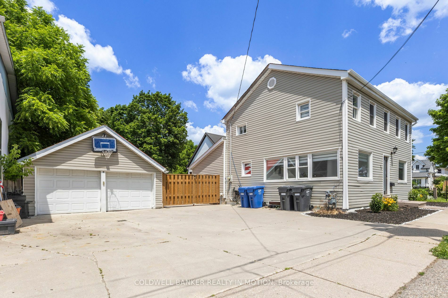 Photo de la propriété:  15 St Albans Dr  ON L7J 1C6 