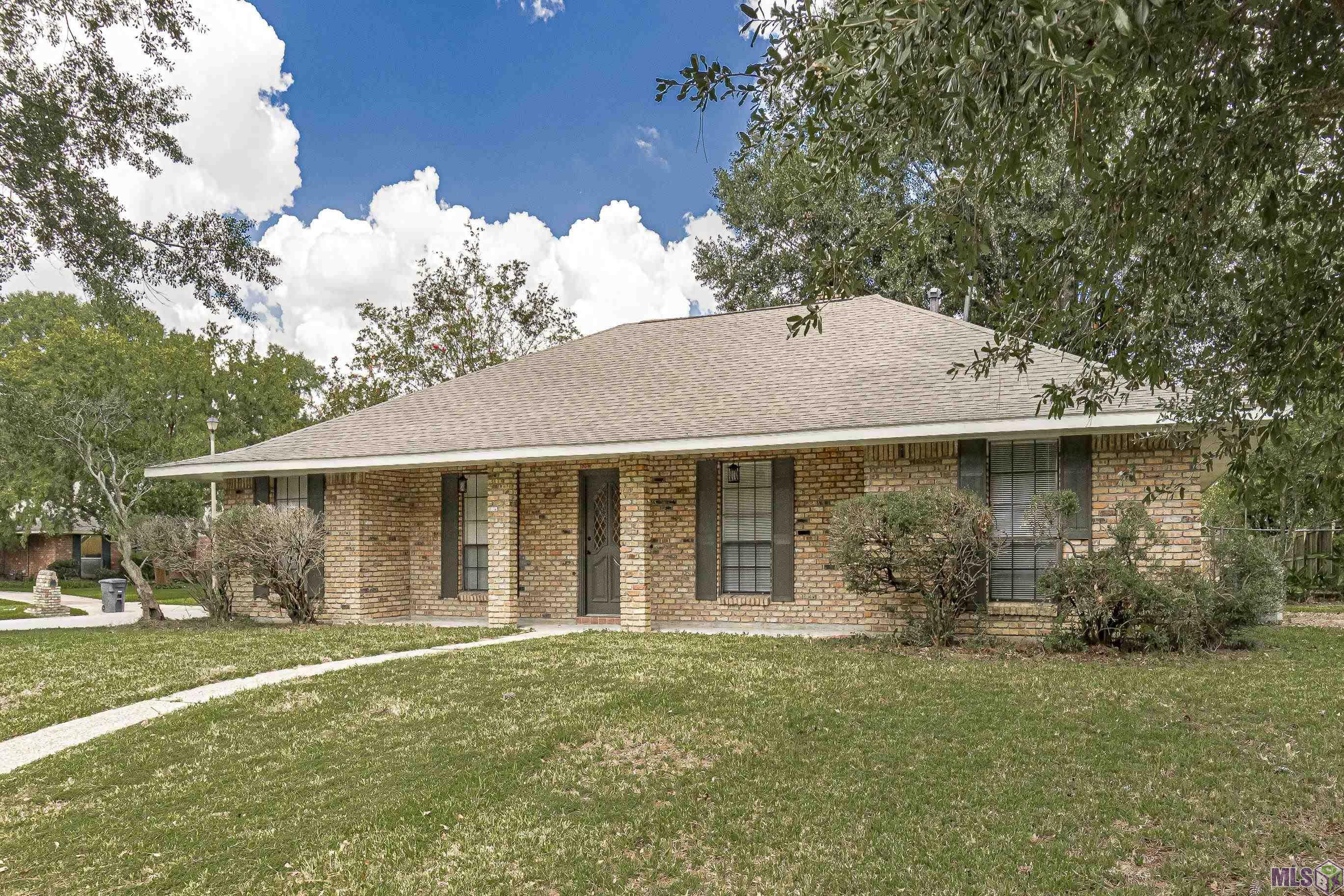 Property Photo: 12415 Parkvilla Ave LA 70816