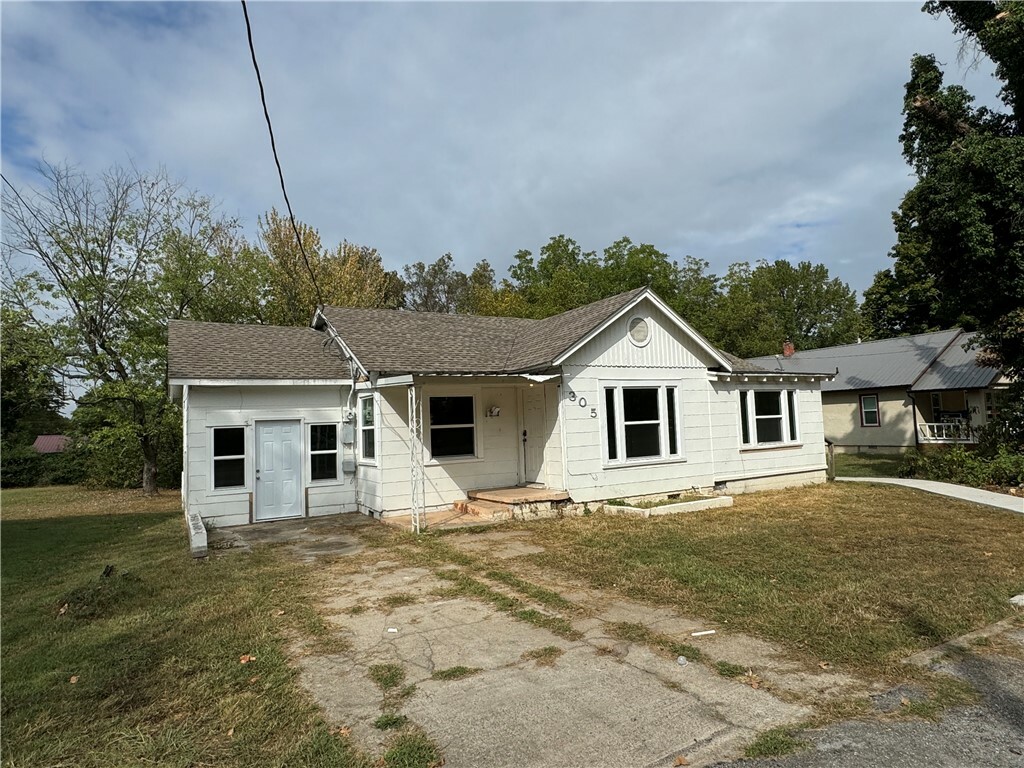 Property Photo:  305 E Franklin Street  AR 72761 