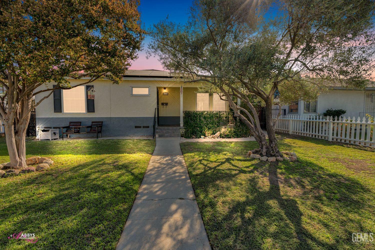 Property Photo:  226 Olive Street  CA 93304 