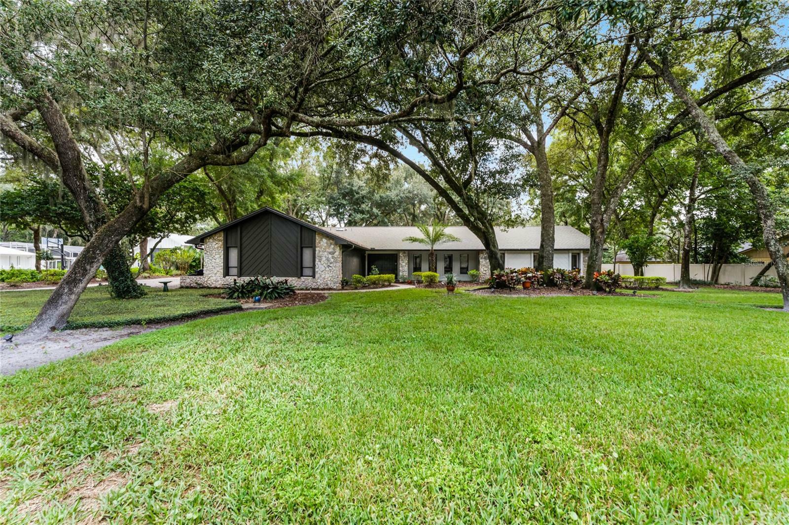 Property Photo:  111 W Greentree Lane  FL 32746 