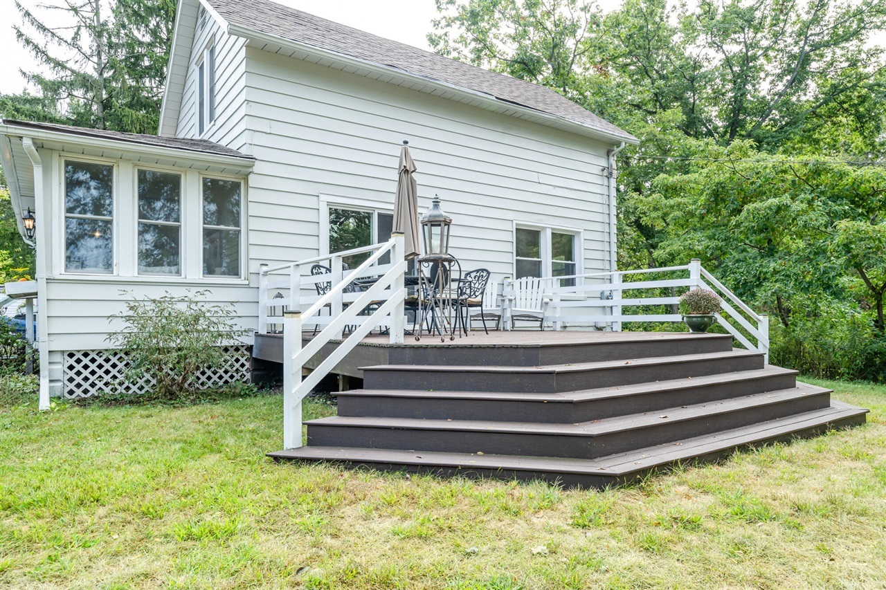 Property Photo:  2811 Lakeshore Drive  MI 49085-4908 