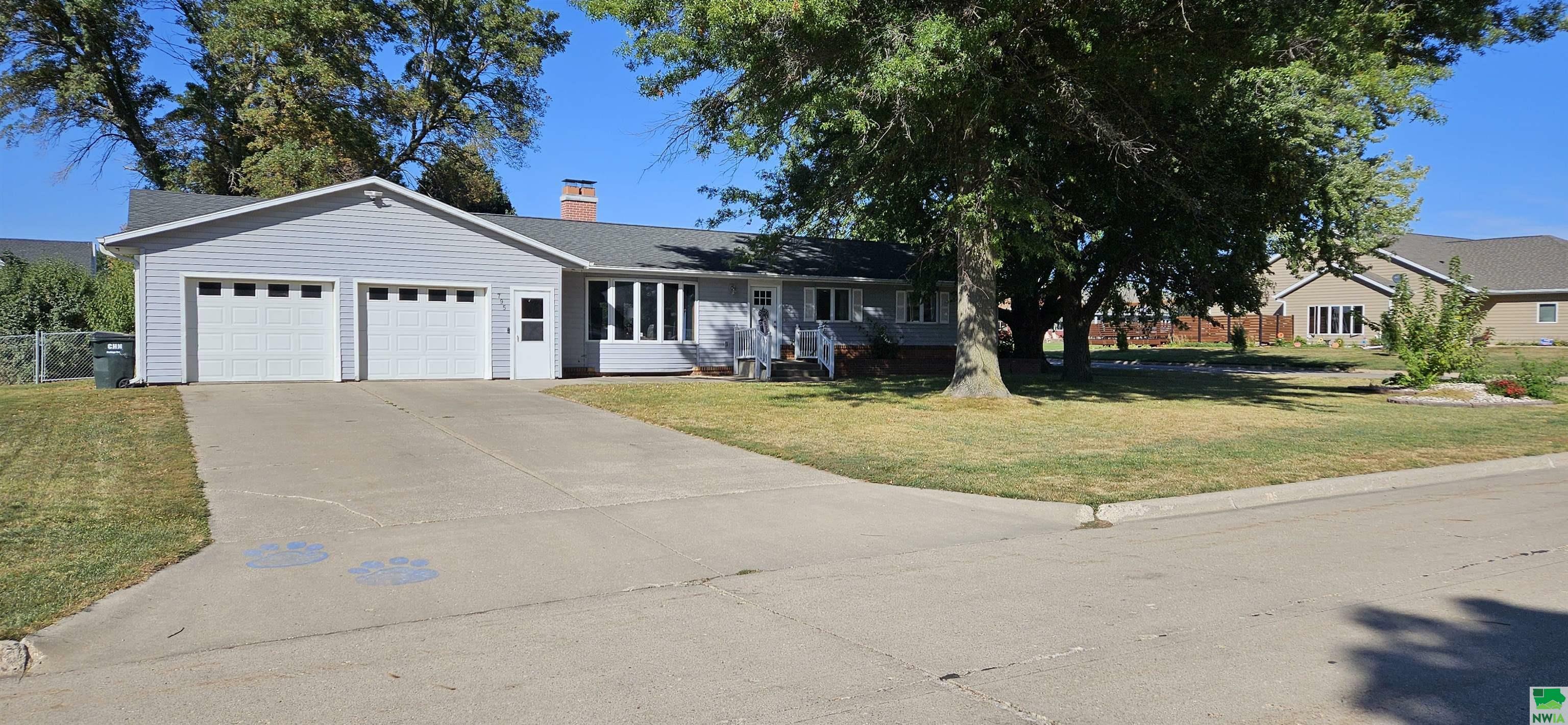 Property Photo:  795 Glen Drive  IA 51034 