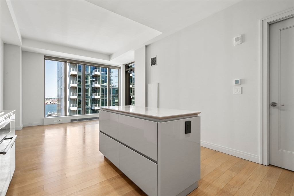 Property Photo:  133 Seaport Blvd 1-1816  MA 02210 