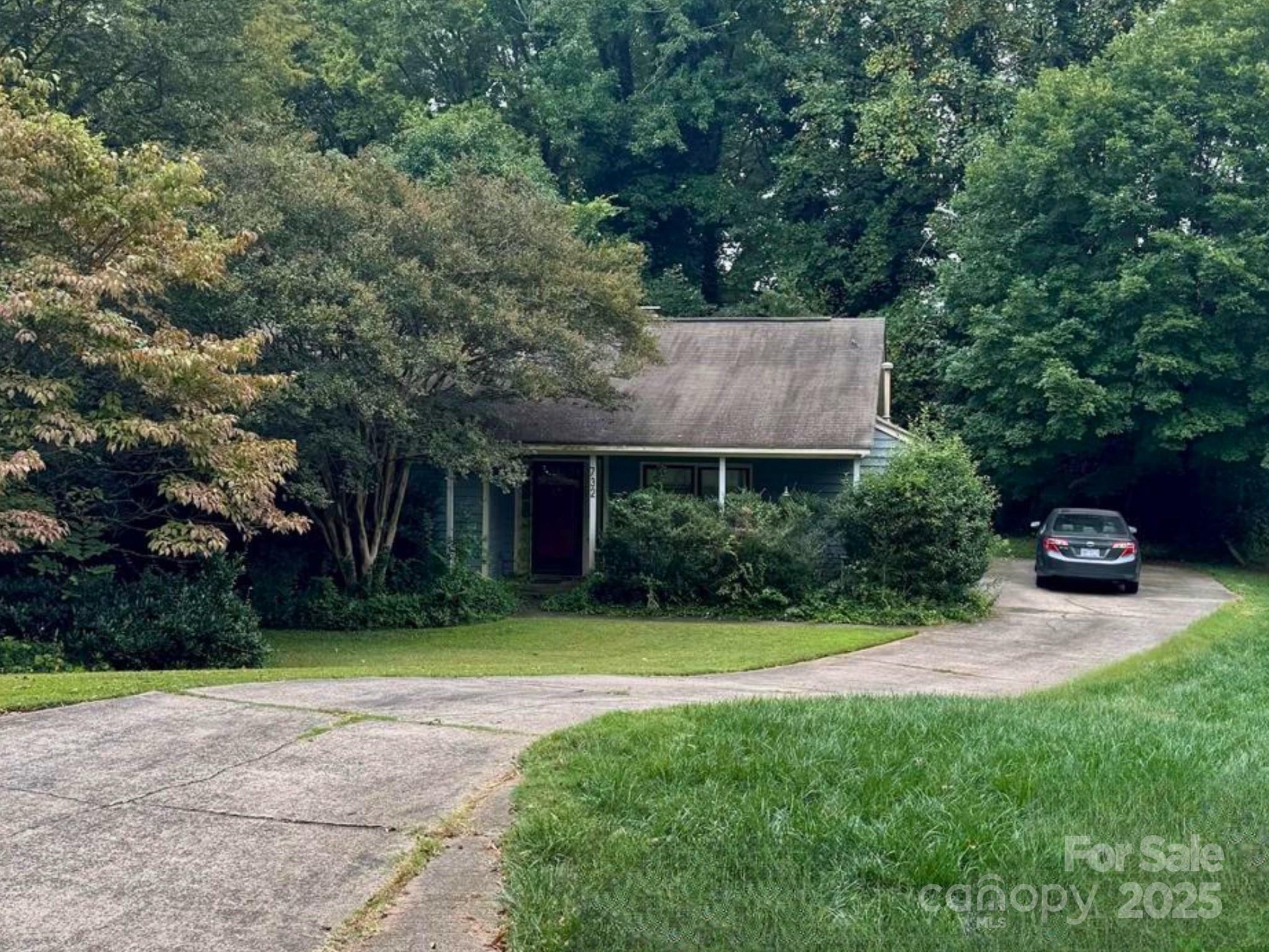 Property Photo: 732 Shawnee Drive NC 28209
