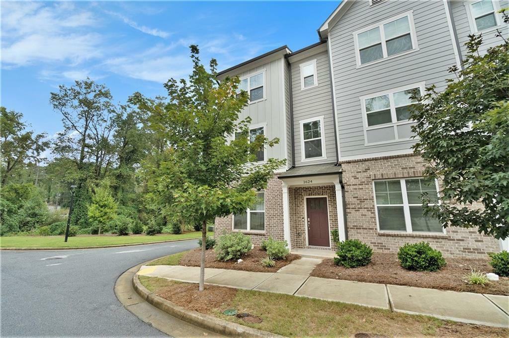 Property Photo:  1624 Venture Point Way  GA 30032 