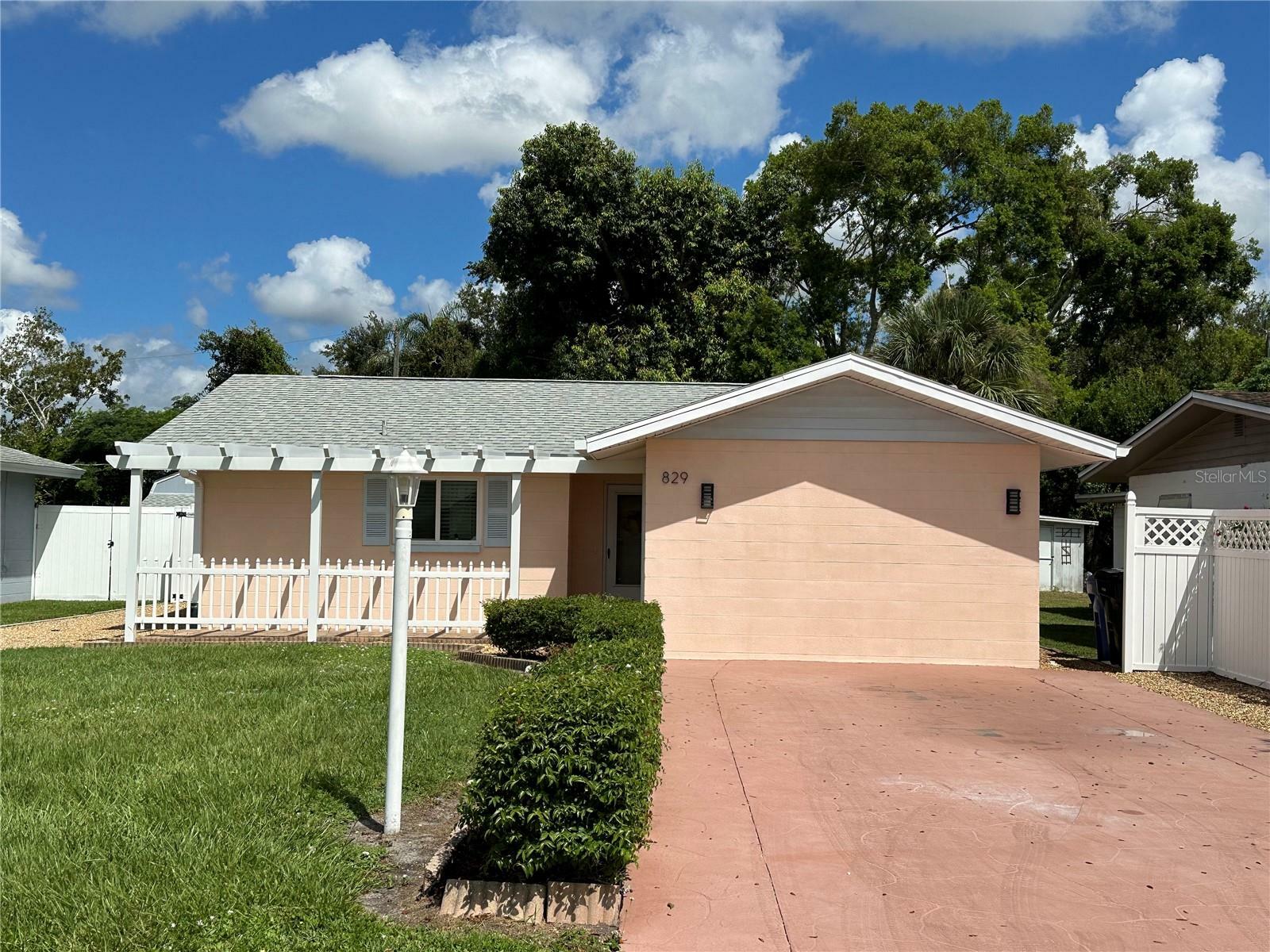 Property Photo:  829 Pineland Avenue  FL 34285 