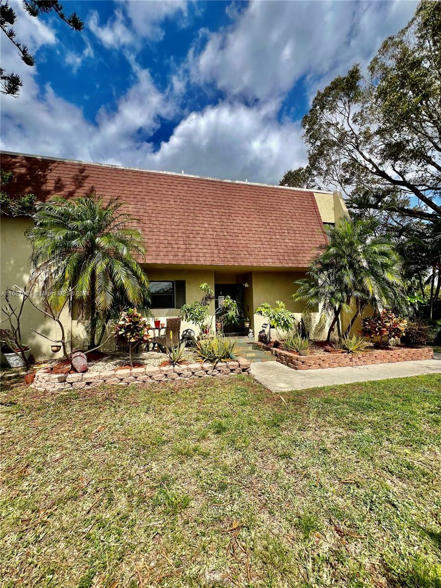 Property Photo:  8900 Palm Tree Ln 8900  FL 33024 