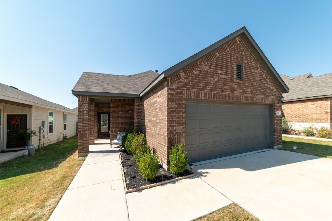 Property Photo:  461 Thornless Circle  TX 78610 