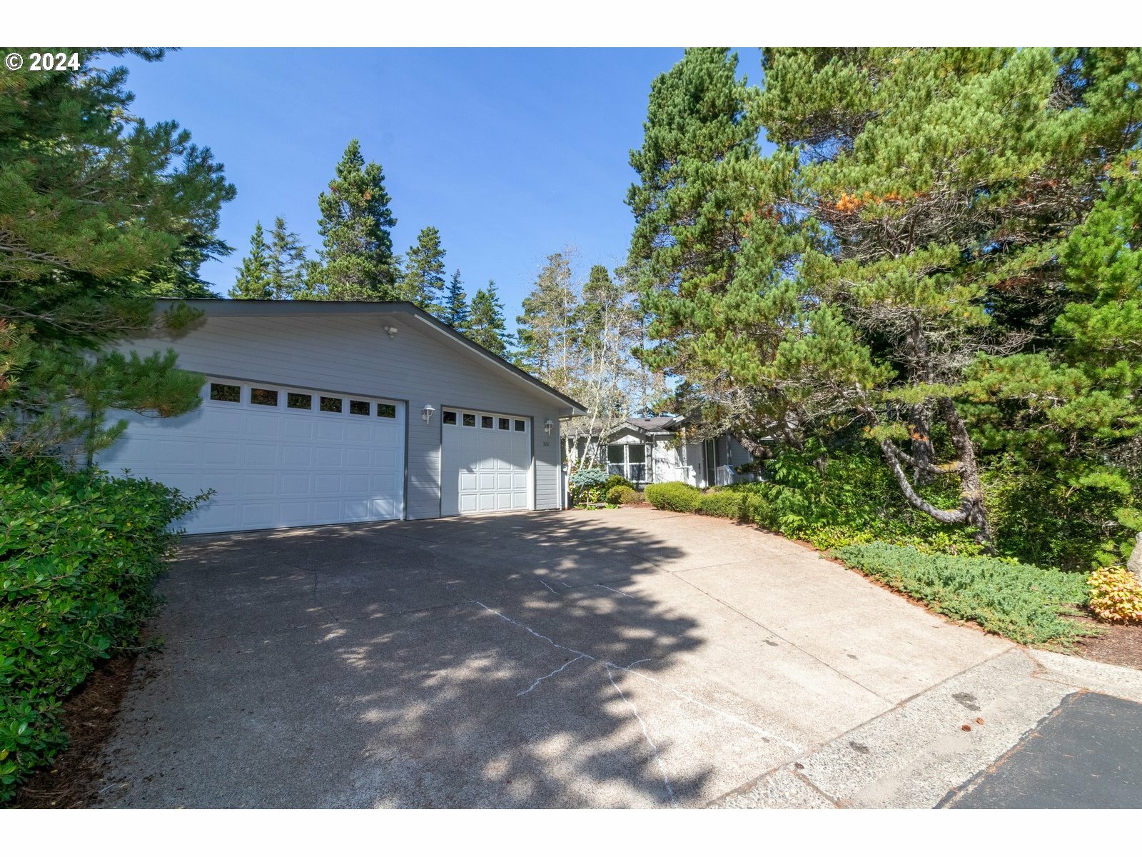 Property Photo:  920 N Island Dr  OR 97439 