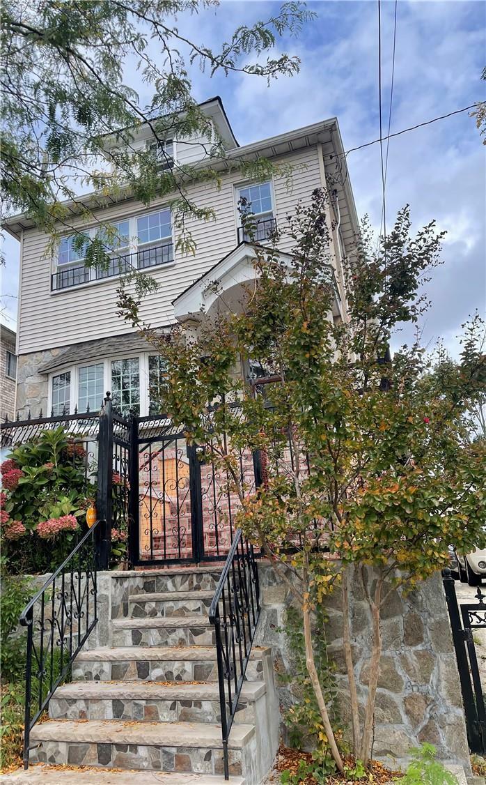 Property Photo:  1605 Hammersley Avenue 1  NY 10469 