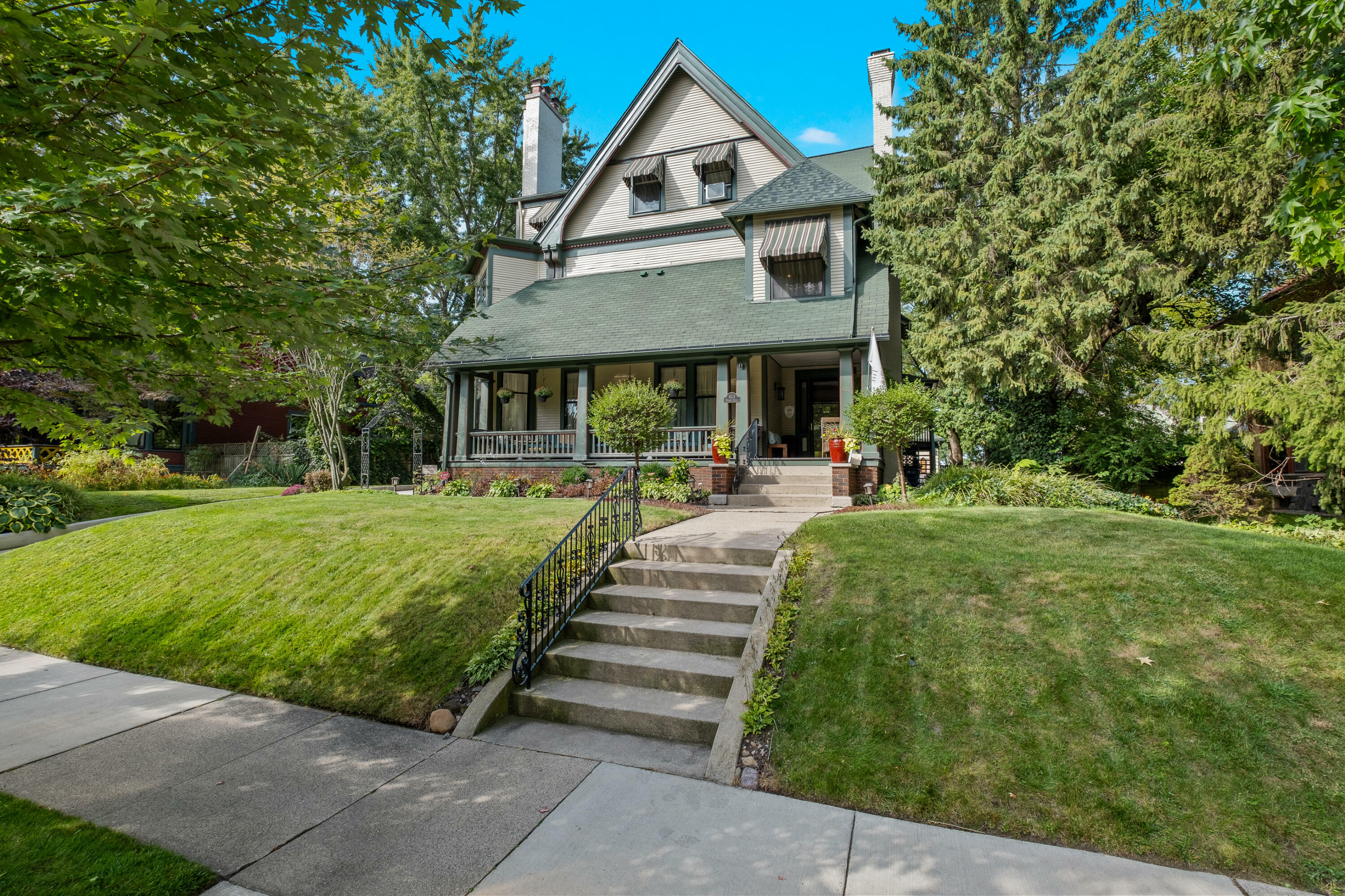 Property Photo:  423 Madison Avenue SE  MI 49503 