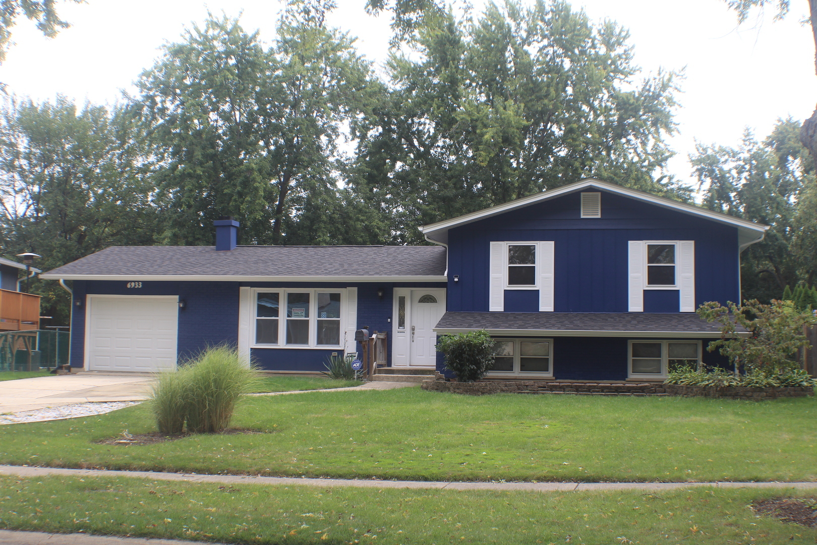 Property Photo:  6933 Parkview Drive  IL 60516 