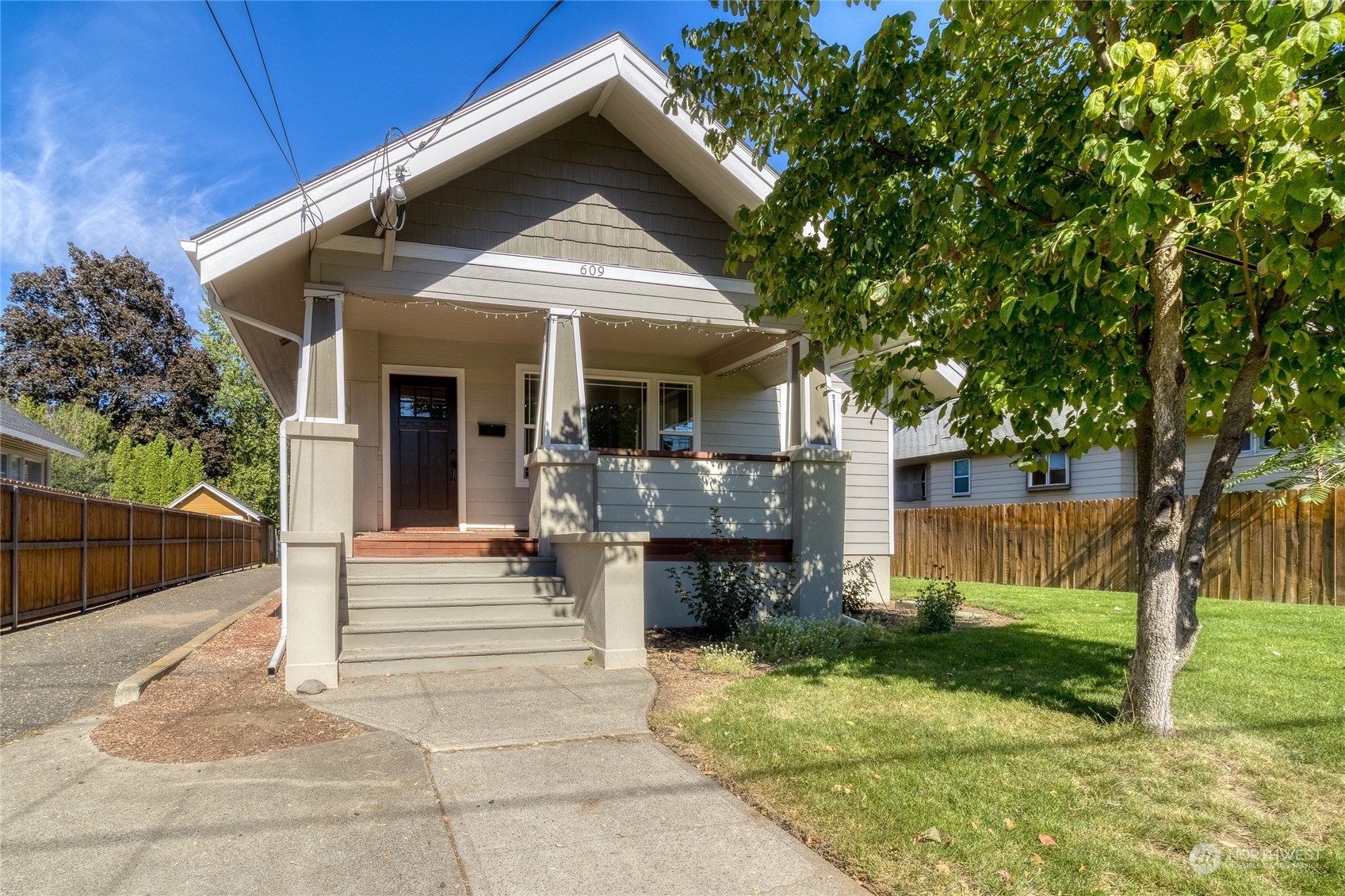 Property Photo:  609 Pleasant Street  WA 99362 