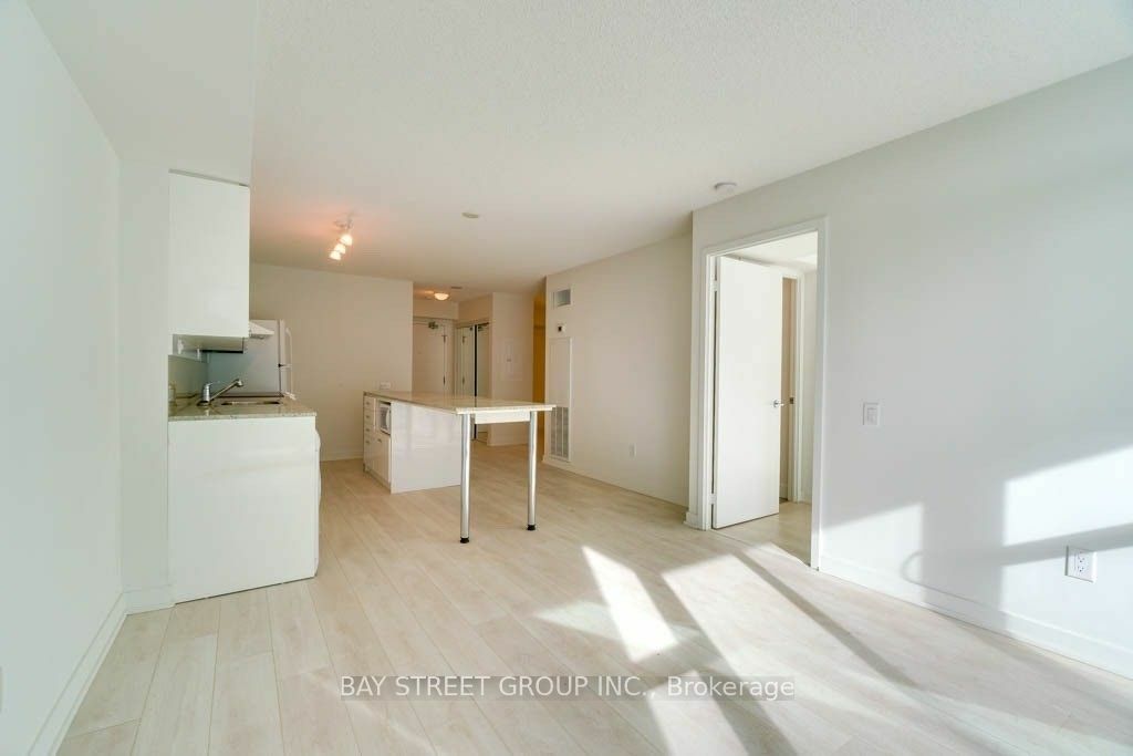 Property Photo:  15 Singer Crt 1011  ON M2K 0B1 